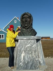 Trixi und Amundsen in Ny Alesund.JPG